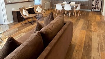 Appartamento Deluxe | Area soggiorno | Smart TV 30 pollici con canali via cavo