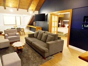 Familie penthouse, Meerdere bedden, uitzicht op het water | Luxe beddengoed, Tempur Pedic-bedden, een minibar, een kluis op de kamer