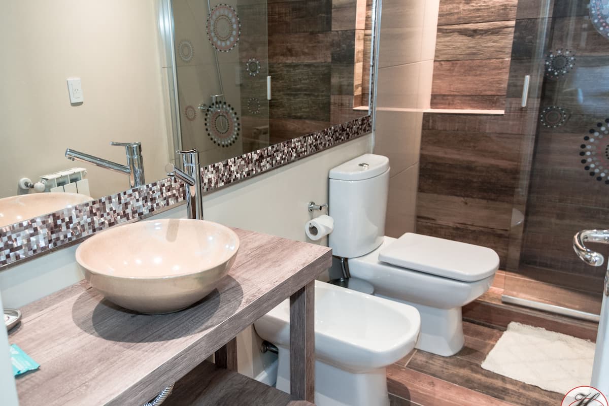 deluxe apartment | bathroom | bathtub, rainfall showerhead, hair dryer, bidet