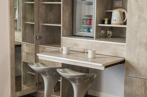 Doppia Standard, vista canale | Biancheria da letto di alta qualità, materassi Tempur-Pedic, minibar
