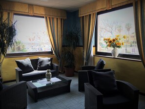 Lobby sitting area - Hotel Don Pedro (Portoscuso)