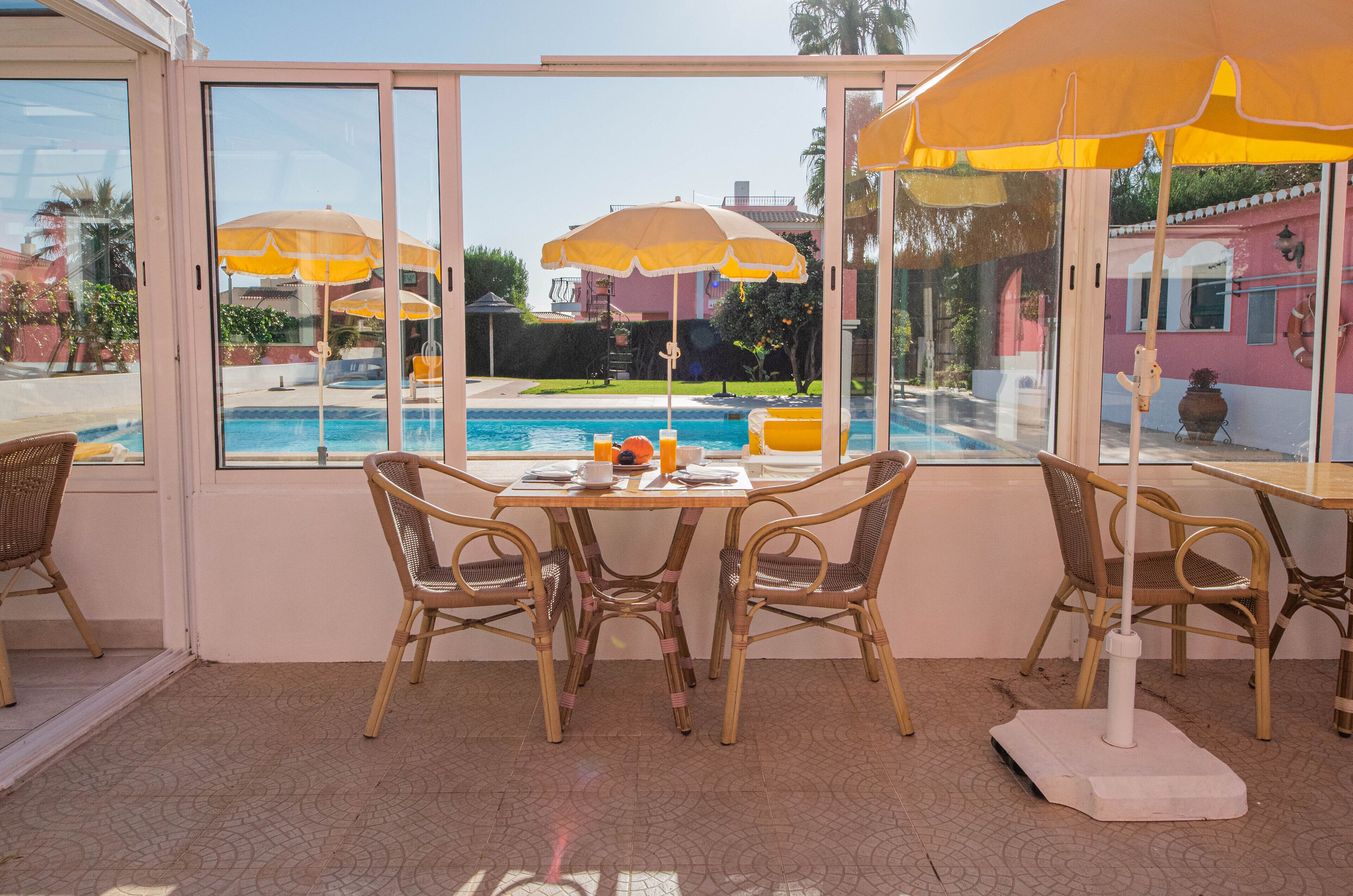 供应晚餐和早午餐，葡萄牙菜，泳池景观