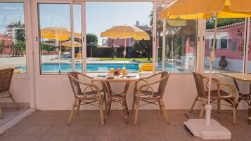 Middag och brunch serveras, med utsikt mot poolen