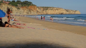 Perto da praia, areia branca, toalhas de praia