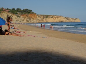 Plage à proximité, sable blanc, serviettes de plage