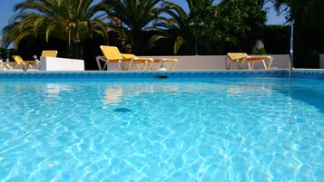 Outdoor pool, pool umbrellas, sun loungers