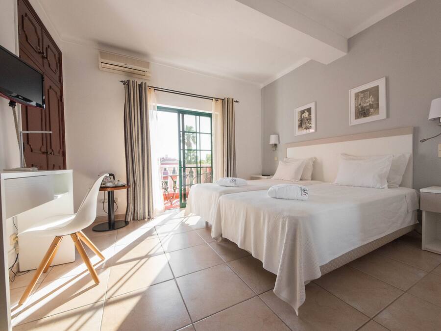 Allergitestet sengetøy, senger med overmadrass og minibar