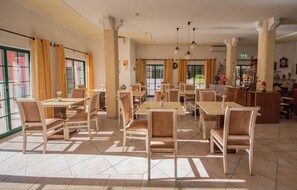 Middag og brunsj serveres, portugisiske retter, utsikt mot bassenget 