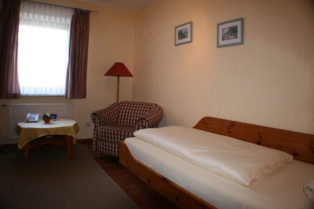 Chambre Simple | Coffres-forts dans les chambres, lits bébé (gratuits), Wi-Fi
