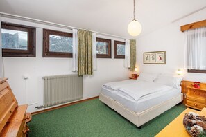クラシック ダブルルーム | 羽毛の掛け布団、セーフティボックス (室内)、デスク、ノートパソコン用作業スペース