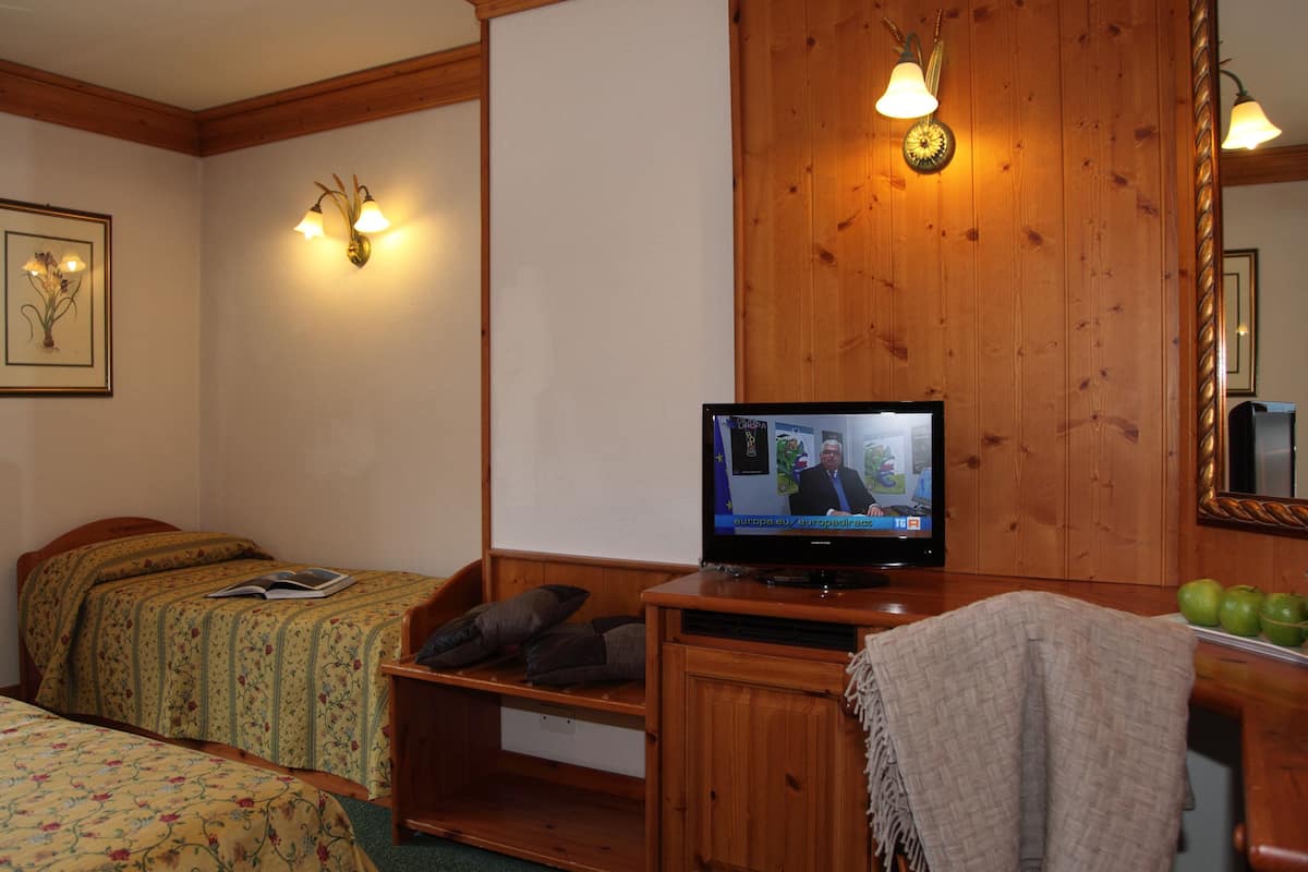 classic triple room, balcony | down duvets, in-room safe, desk, free wifi