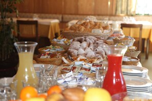 Breakfast buffet - Nigritella (Selva di Cadore)