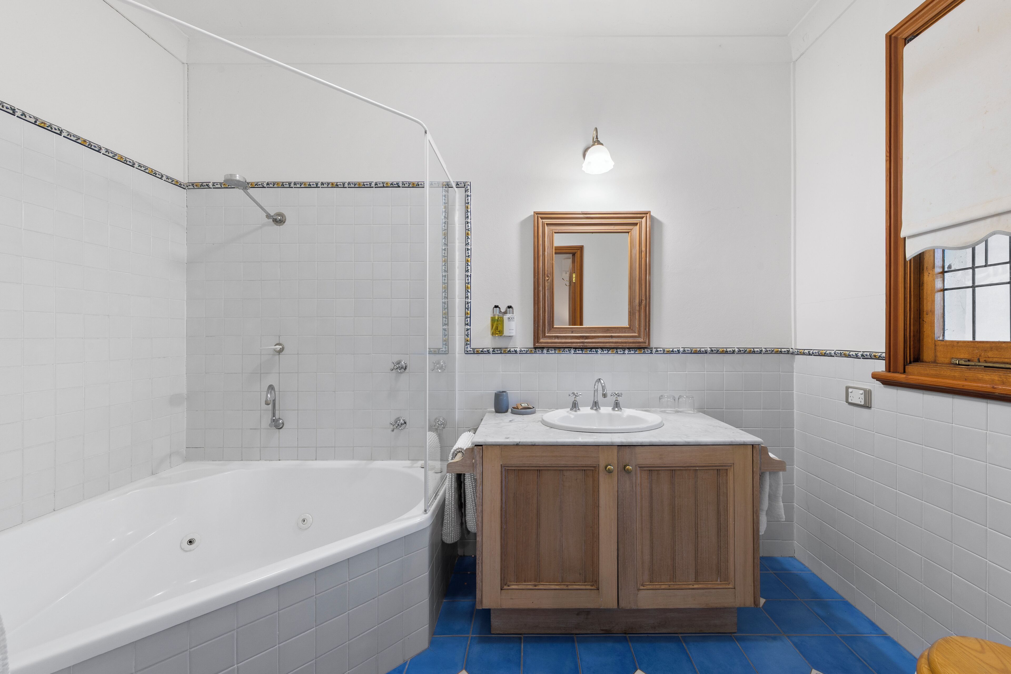 Un baño con bañera, lavamanos y ducha.