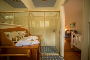 Habitación doble | Baño | Amenidades de baño ecológicas, secadora de cabello, toallas, jabón 