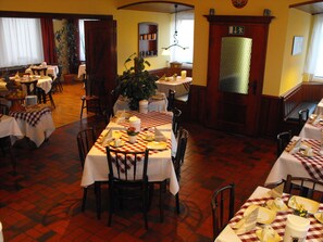 Daily full breakfast (EUR 7 per person)