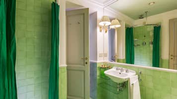 Deluxe Double Room | Premium bedding, in-room safe, desk, rollaway beds