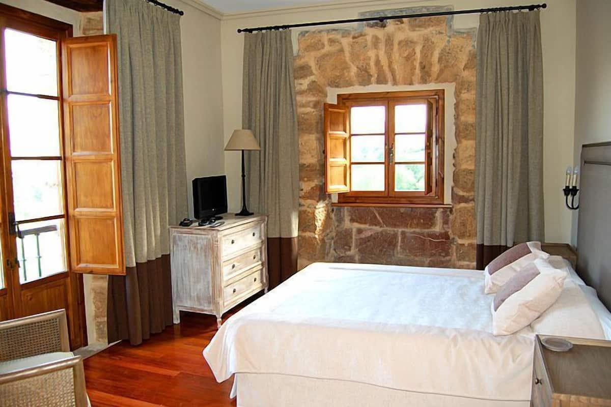 Superior Double or Twin Room | Minibar, in-room safe, desk, blackout drapes