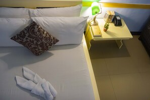 Ropa de cama de alta calidad y caja de seguridad en la habitación 