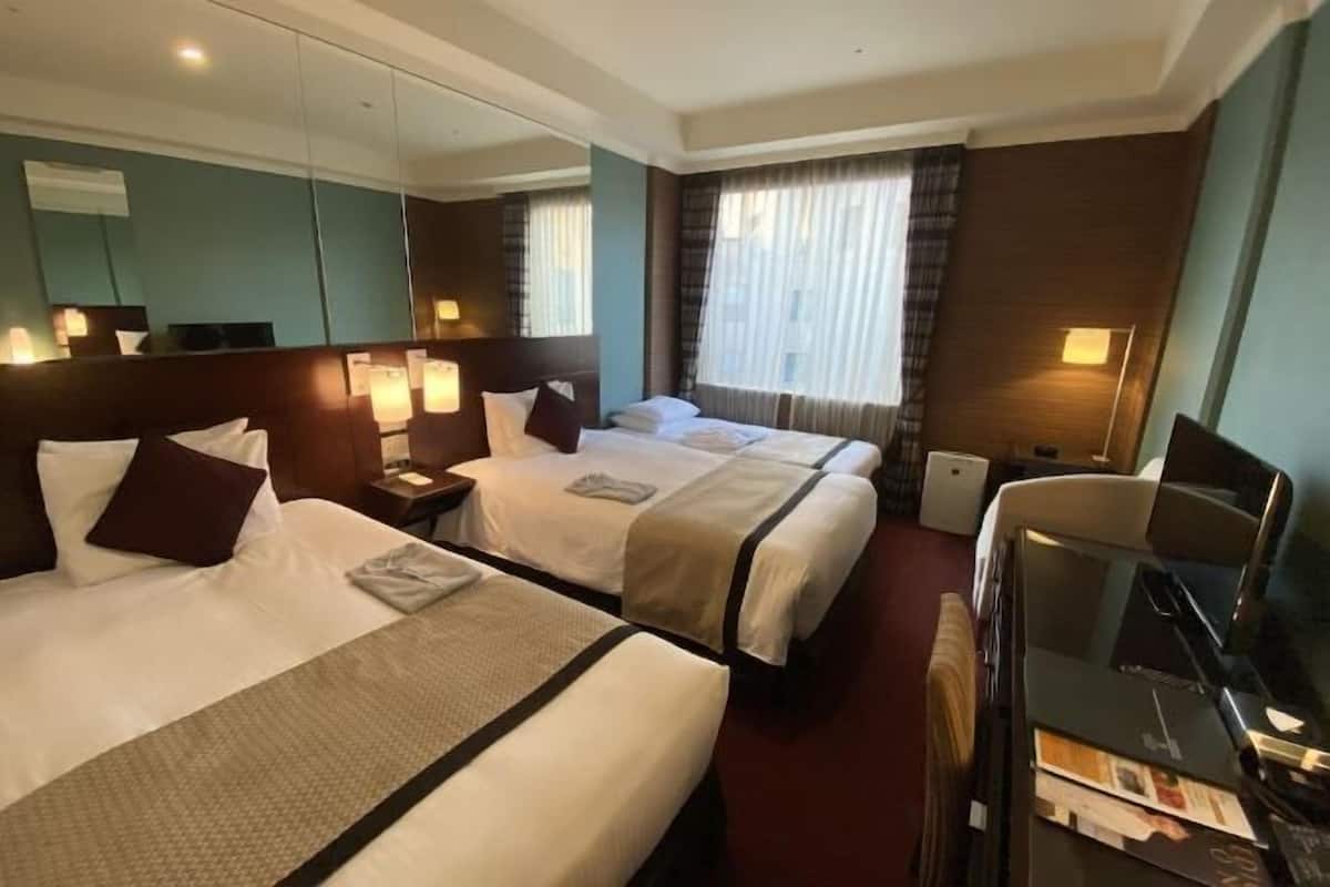 Luxe beddengoed, een bureau, verduisterende gordijnen
