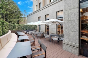 供应早餐、午餐和晚餐