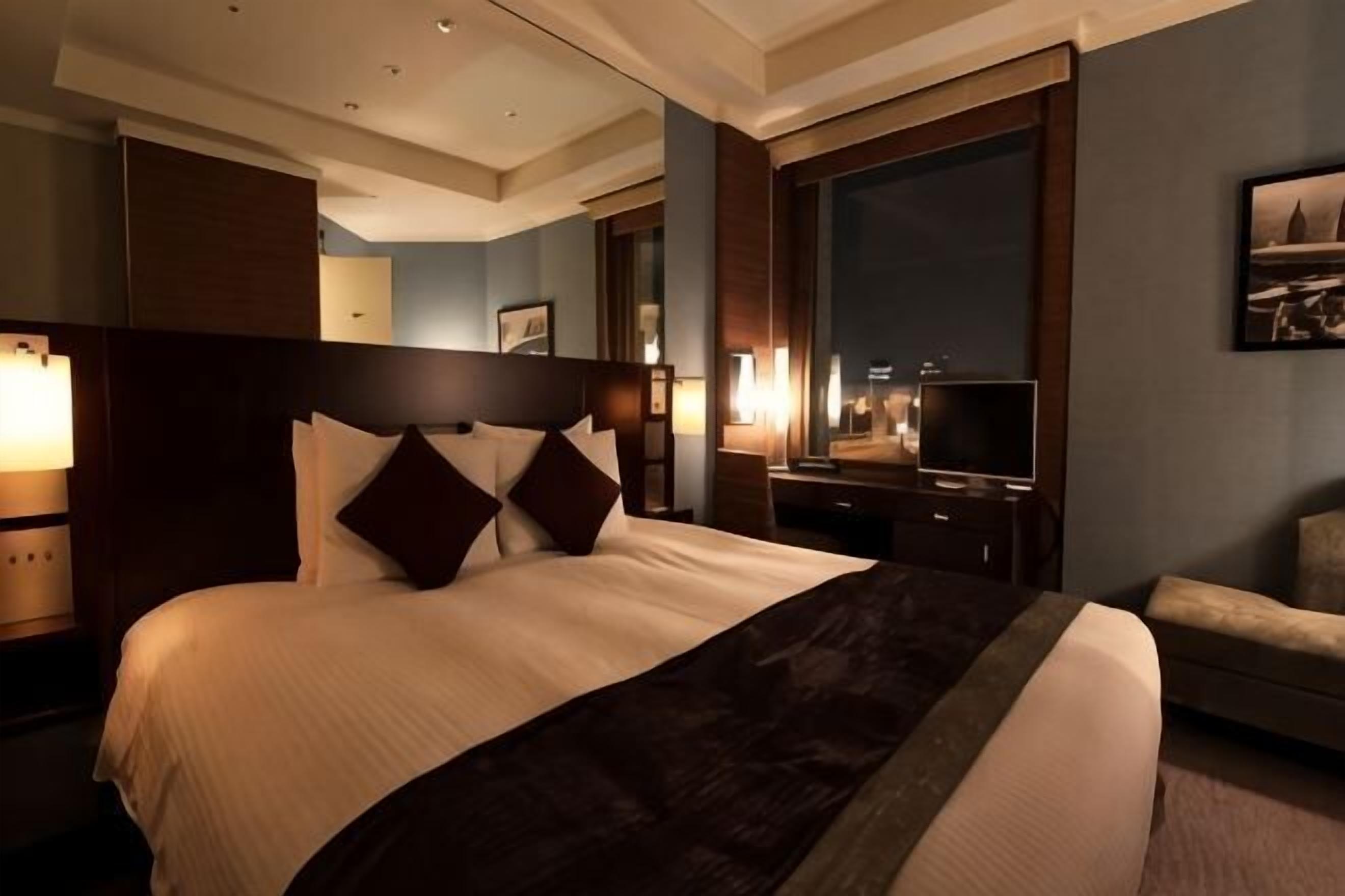 Premium bedding, desk, blackout drapes, soundproofing