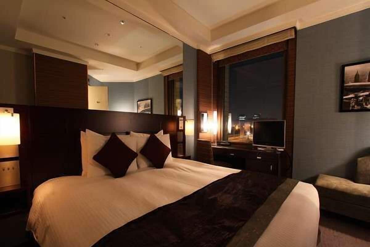 Premium bedding, desk, blackout curtains, soundproofing