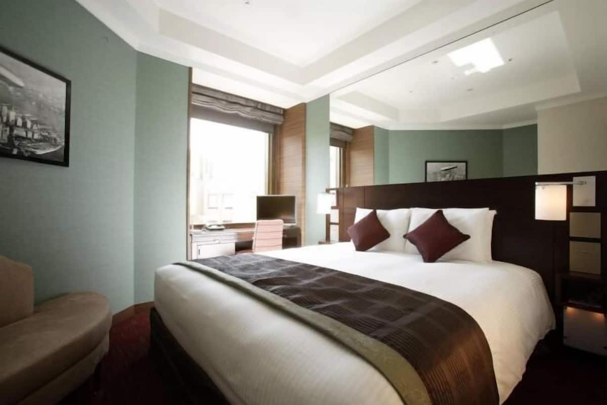 Premium bedding, desk, blackout curtains, soundproofing