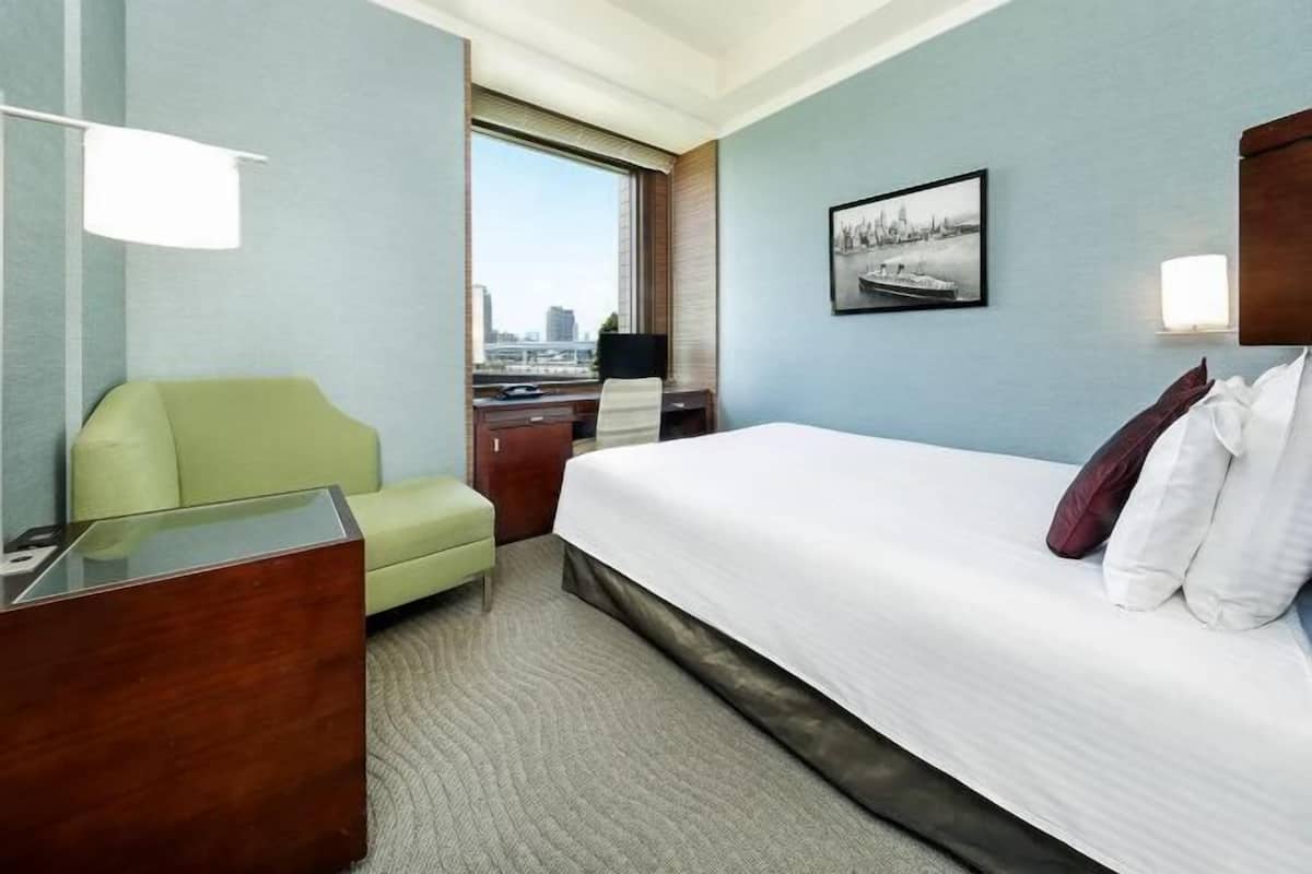 Premium bedding, desk, blackout curtains, soundproofing