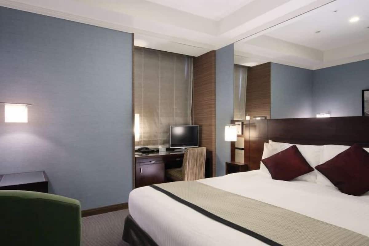 Premium bedding, desk, blackout curtains, soundproofing