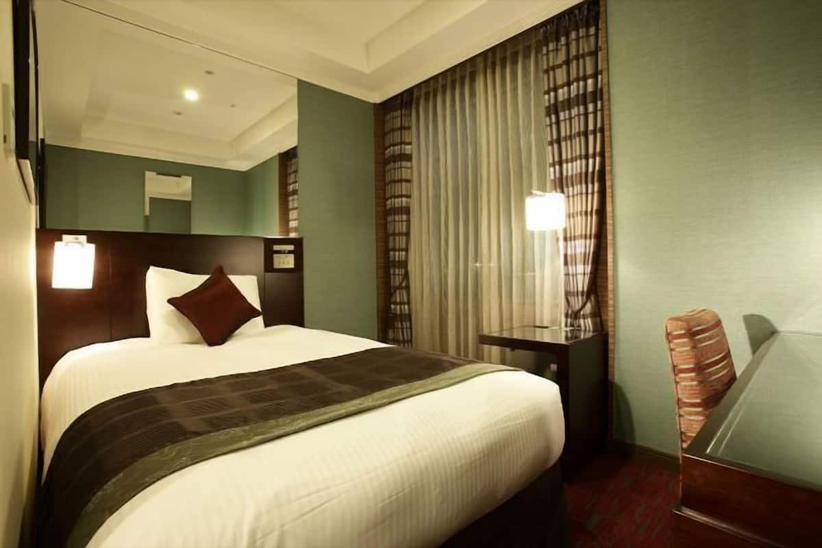 Premium bedding, desk, blackout curtains, soundproofing