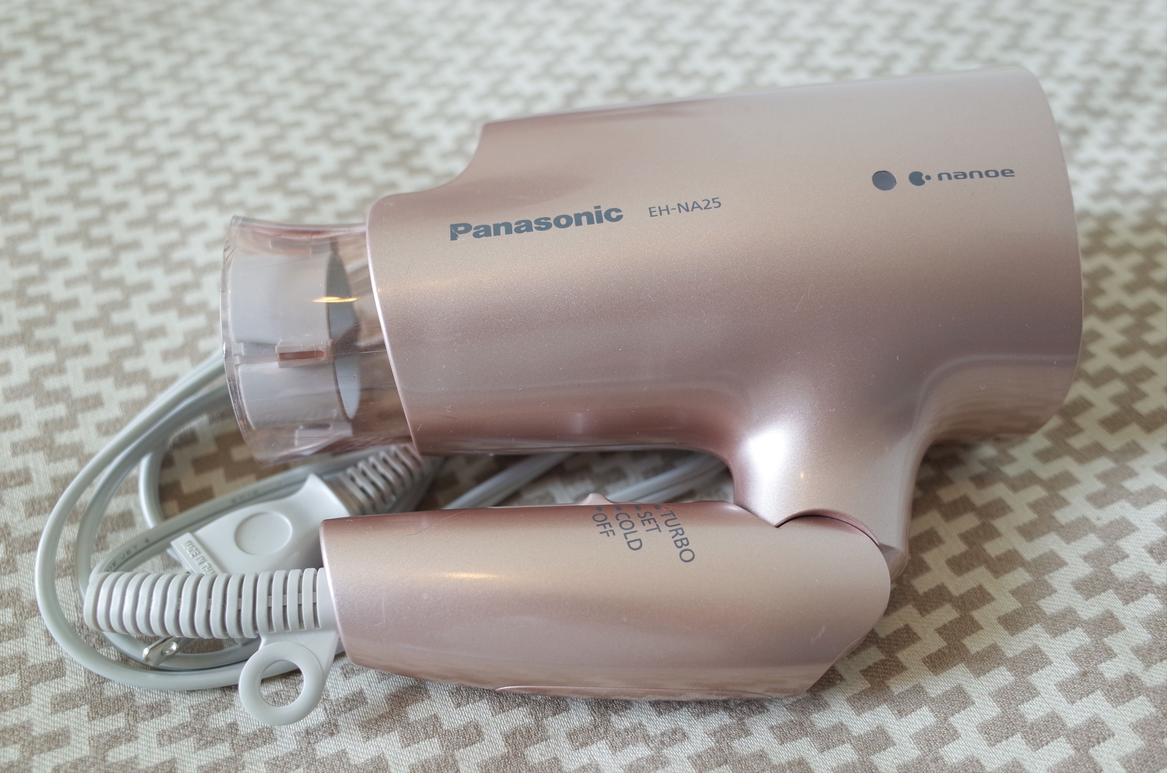 Ein Panasonic EH-NA25 Föhn mit transparenter Oberseite und metallischer Oberfläche.