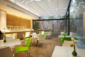 Daily buffet breakfast (TWD 300 per person)