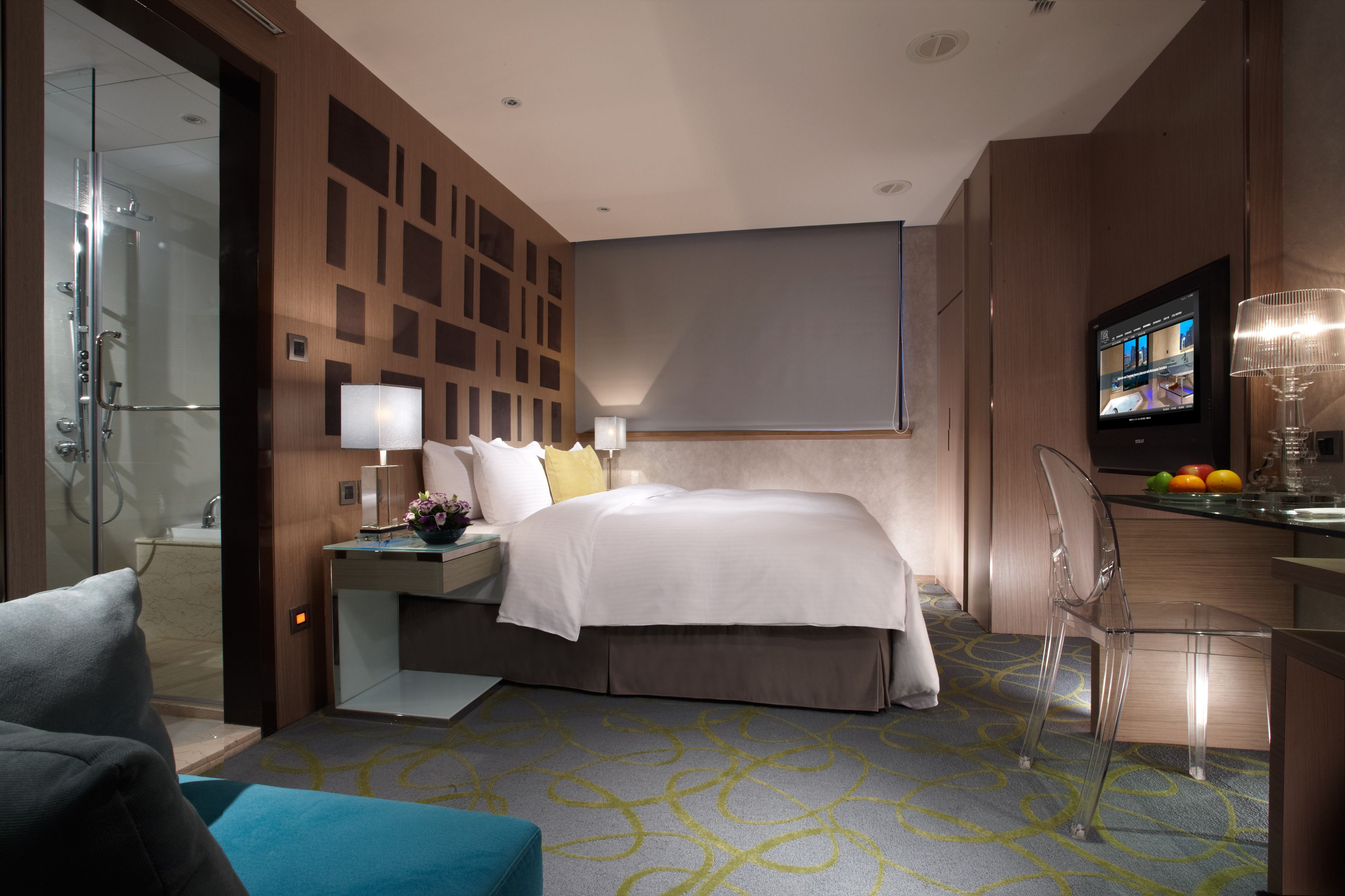 deluxe double or twin room | free minibar, in-room safe, desk, iron/ironing board