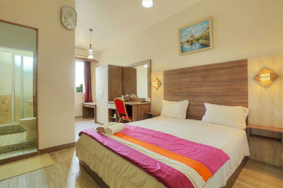 In-room safe, soundproofing, WiFi (free)