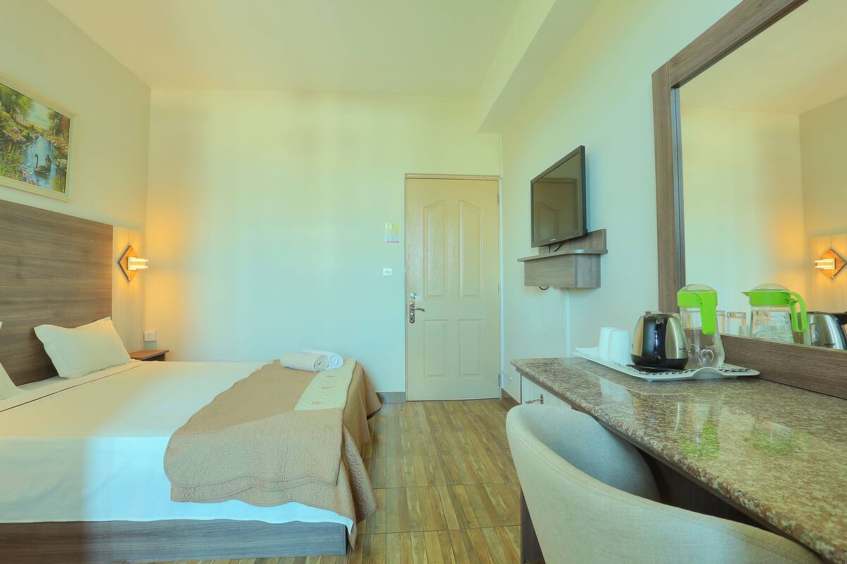 Deluxe Double Room | In-room safe, soundproofing, WiFi (free)