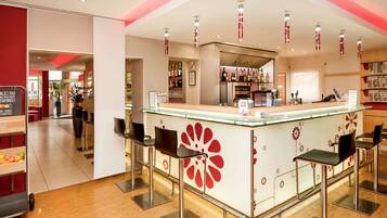 Bar (trong khuôn viên)