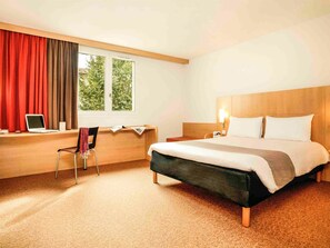 أغطية فراش متميزة ومكتب وستائر تعتيم ومكواة/لوح كي