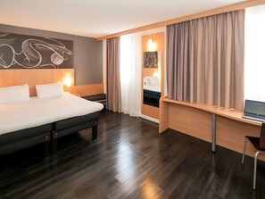 Standard Room | Premium bedding, desk, blackout drapes, iron/ironing board - Easyhotel Nice (Nice)