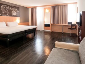Premium bedding, desk, blackout curtains, iron/ironing board - Easyhotel Nice (Nice)