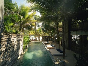 Piscine extérieure, chaises longues