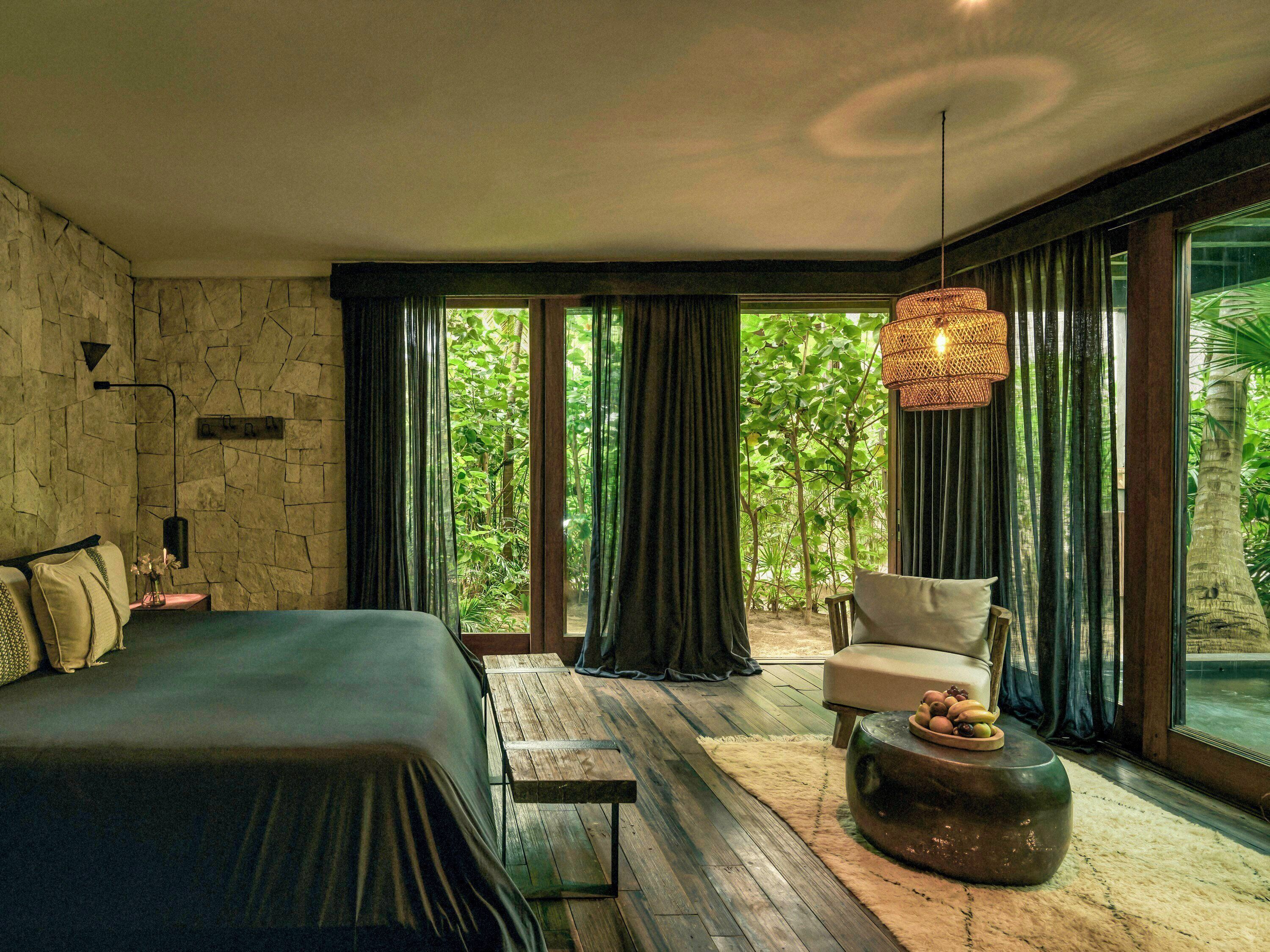 Suite (Alcove Suite with Plunge Pool) | Safe på rommet, individuelt innredet og blendingsgardiner