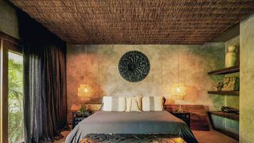 Un dormitorio con cama, techo tejido, decoración en la pared y una estantería con objetos.