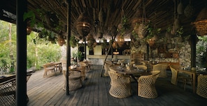 3 restaurants, breakfast, lunch, dinner served; international cuisine