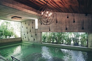 Salas de tratamiento para parejas, un sauna, una bañera de hidromasaje
