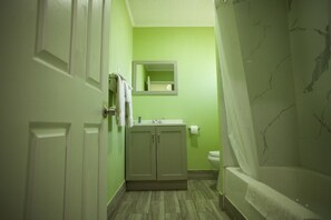 Rom, 2 dobbeltsenger, ikke-røyk | Bad | Hårføner og håndklær