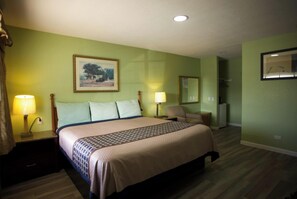 Habitación, 1 cama de matrimonio grande, no fumadores | 1 dormitorio, escritorio, tabla de planchar con plancha y wifi gratis