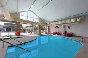 Indendørs pool, åben fra kl. 06.00 til kl. 00.30, liggestole