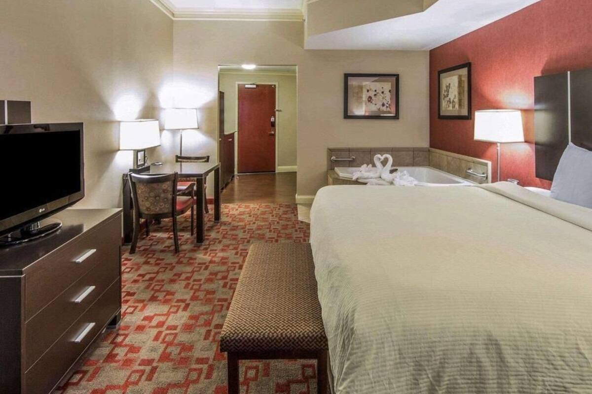 Desk, iron/ironing board, WiFi (free), bed sheets