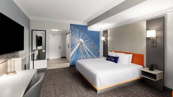 Escritorio, tabla de planchar con plancha, wifi gratis y ropa de cama