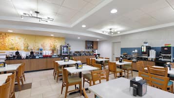Café da manhã com buffet grátis todos os dias